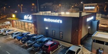 GALERIE. Mc Donalds-ul terorii. La 5.30 dimineața încep utilajele să composteze deșeurile… În loc să numere oițele pentru a adormi, locatarii numără meniurile vândute. Prețul apartamentelor a scăzut cu 20%