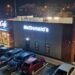 GALERIE. Mc Donalds-ul terorii. La 5.30 dimineața încep utilajele să composteze deșeurile… În loc să numere oițele pentru a adormi, locatarii numără meniurile vândute. Prețul apartamentelor a scăzut cu 20%
