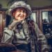 Orădeanca Dorina Morna face pălării după calapoadele Reginei Elisabeta. ” Femeia din spatele borurilor” își etalează creațiile