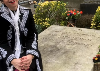 Prințesa naiului, Oana Lianu, în Montparnasse, la mormântul lui Brâncuși. Sonoritatea vocii sale inconfundabile, de 3 octave, a răsunat în liniștea cimitirului