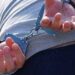 A promis angajări în spital și la penitenciar susținând că ar avea influență asupra unui europarlametar, dar și la Consiliul Județean. Reținută că a primit 64.000 euro pentru trafic de influență