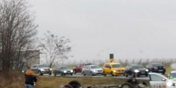 Mașină cu roțile în sus, în șanț, într-un loc în care s-au produs multiple accidente