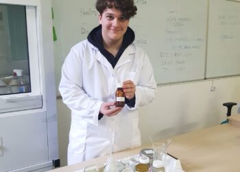 100 de puncte din 100. Adonis Ciarnău, singurul elev din Bihor care a reușit să se califice la Naționala de chimie cu punctaj maxim