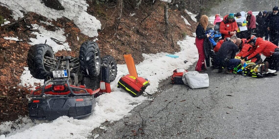 Mama și fiica sa de 18 ani, răsturnate cu ATV-ul. Tânăra, transportată  la spital