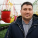 GALERIE. Horticultorul care știe secretul florilor. Hrănește sute de mii de flori, de primăvară, cu muzică