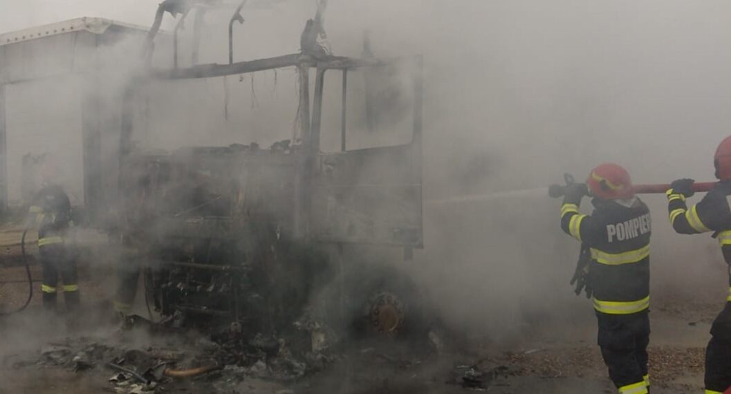 Tir în flăcări în curtea unei firme din Oradea