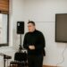 Nici un țel nu e prea ambițios pentru un copil de la țară. Răzvan Foncea, absolvent al Școlii din Căbești, e student la UBB Cluj Napoca, a fost Delegat de Tineret al României la ONU, a avut o bursă de studiu din partea Departamentului de Stat al SUA, master la Paris