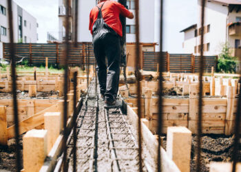 Autorizațiile de construcţie, emise în 65 de zile / Fără autorizaţie: închidere de balcoane, construire de garaje, terase, pergole sau bucătării de vară