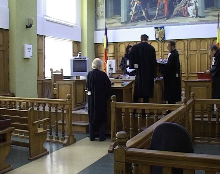Colaps în Justiție.Judecătoarea care a intrat în ședință și cu 750 de dosare atrage atenția că s-ar putea pronunța pe o hotărâre nelegală peste 3-4 ani