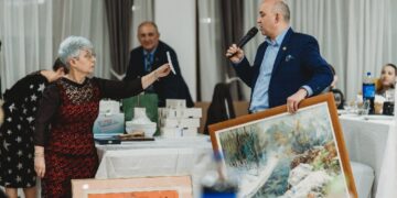 GALERIE. La cel mai important eveniment monden din Marghita s-au strâns bani pentru educație. Obiecte cu autografele lui Duckadam, Florin Piersic, Nicu Alifantis, licitate.  Moment emoționant : inginerul Valeriu Sabău, Past President Rotary In Memoriam