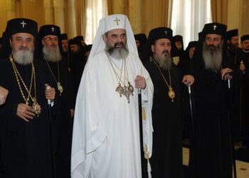 Biserica Ortodoxă Română critică vehement proiectele de legi ale Educaţiei publicate de ministrul Ligia Deca: „diversitatea sexuală” în şcoli este „total abuzivă și nocivă”; „ideologia de gen descrie ca normalitate o deviație psiho-somatică, transgenderismul”