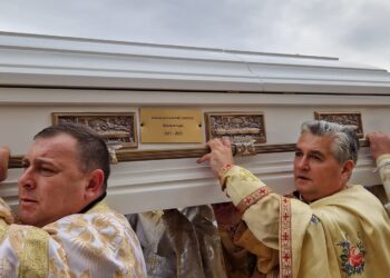 GALERIE. Internat de urgență cu insuficiență respiratorie acută. Episcopul Bercea, la funeraliile  regretatului episcop Alexandru Mesian