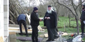 A construit o casă pentru un bătrân în doar 3 zile. Cetățean de onoare al Beiușului, ÎPS Ioan Selejan nu uită drumul de la slugă în Banat la Mitropolit al Banatului