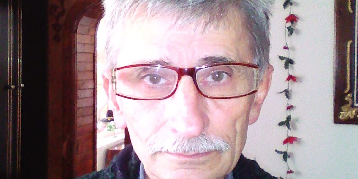 GALERIE.Student la 70 de ani.Emeric Siszer e în anul II la Arte Vizuale, la Universitatea Oradea. În comunis a făcut un Moș Gerilă robot, iar acum a inovat un sistem de urzit