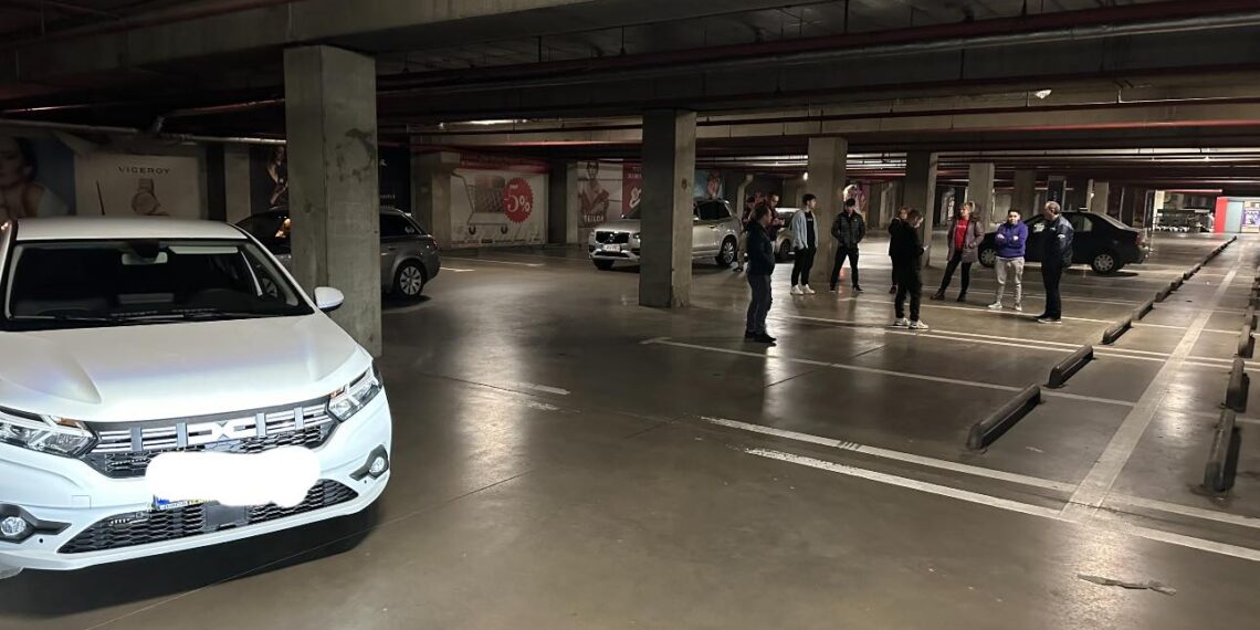 Cursele de mașini și consumul de substanțe interzise închid parcarea Lotus Center înaintea mall-ului. Explicație pentru cei care au rămas sechestrați