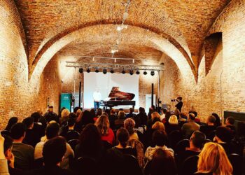 VIDEO. Primul pianist care a cântat în Comandamentul  NATO, concert în premieră la Oradea. A cântat  pe un pian ce poartă numele primului „Furnizor Oficial al Curții Imperiale și Regale”