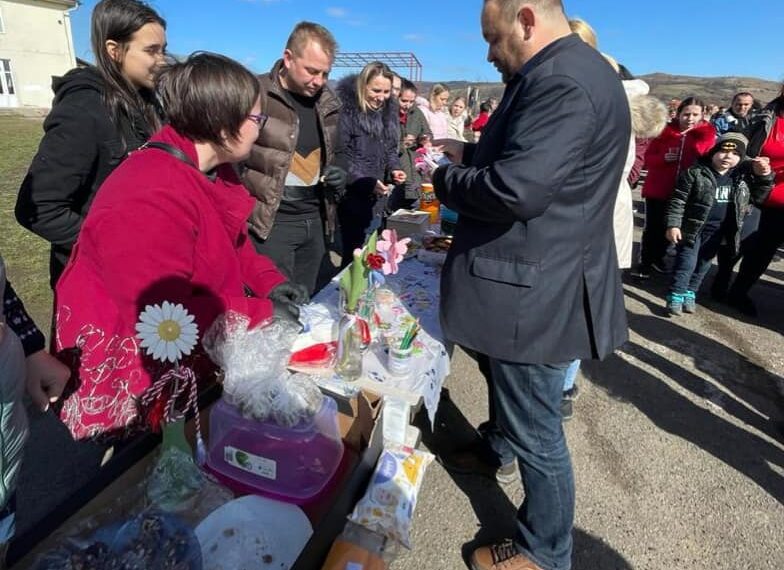 GALERIE. Primarul care a cumpărat creațiile copiilor