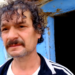 GALERIE. Situația dramatică a patru orfani care trăiesc cu tatăl lor, izolați, la lumina lumânării. Mama a murit de cancer. Un grup de tineri, strâng bani să le cumpere o casă
