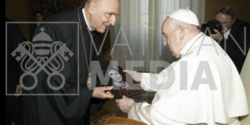 Episcopul Virgil Bercea, cadou de suflet pentru Papa Francisc. Sfântul Părinte se roagă pentru marea dispărută