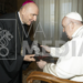 Episcopul Virgil Bercea, cadou de suflet pentru Papa Francisc. Sfântul Părinte se roagă pentru marea dispărută