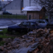 Mașinile ridicate de Primăria Oradea, sub dărâmături. A căzut un zid peste ele