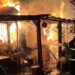 Biserica salvată. Incendiu pornit de la depozitarea cenuii și a jarului nestins lângă materialul combustibil