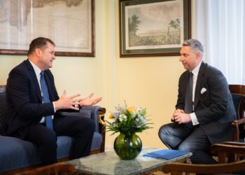 Ministrul Cseke Attila se inspiră de la Budapesta  și introduce proiectele-tip pentru ca românii  să  își poată construi o casă mai ieftin și mai ușor