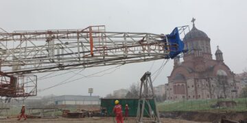 Sonda de apă geotermală din Nufărul va săpa la 2800 m. Au ridicat turla. 13.500 de beneficiari