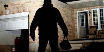 Un adolescent de 17 ani din Avram Iancu a ghidat prin snapchat trei hoți să spargă casa părinților săi