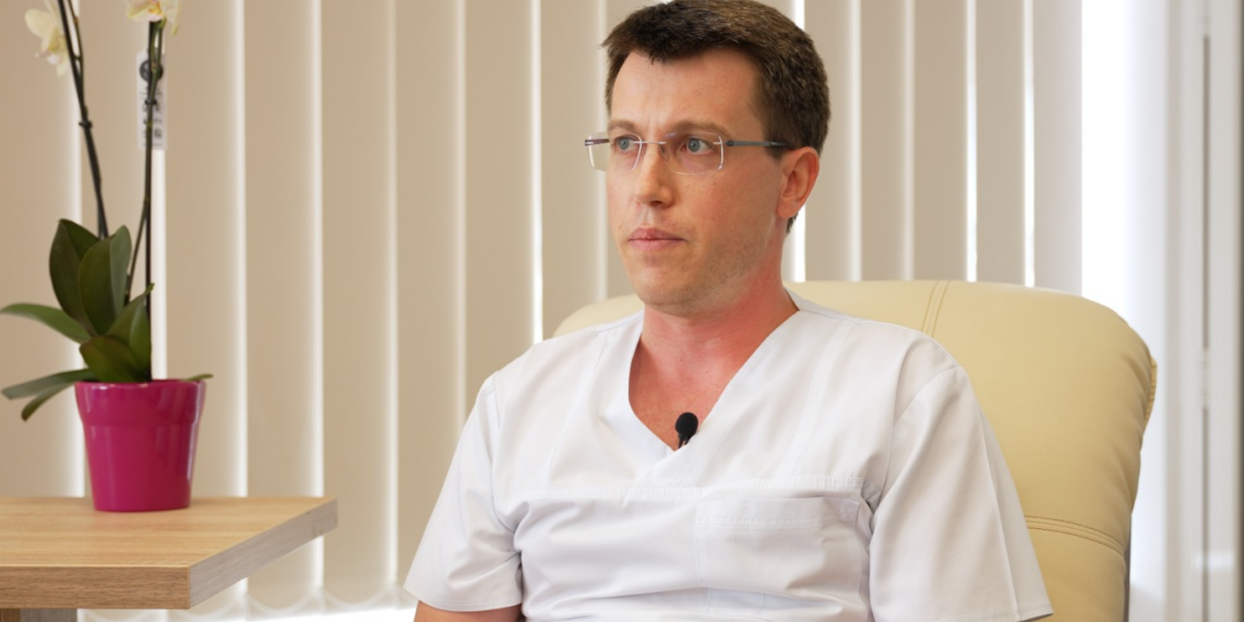 Premieră chirurgicală pediatrică. Operat la 3 săptămâni și o greutate de 3 kilograme. Mama copilului:  “Domnul doctor George Isac e genial”