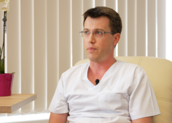 Premieră chirurgicală pediatrică. Operat la 3 săptămâni și o greutate de 3 kilograme. Mama copilului:  “Domnul doctor George Isac e genial”