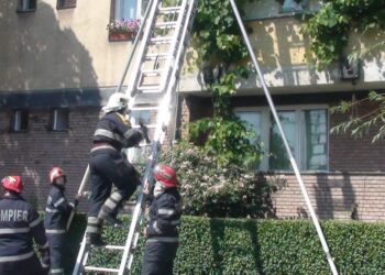 Bunicuță căzută în apartament, încuiată pe interior, salvată de pompieri