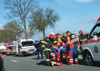VIDEO. Patru victime într-un accident la Valea Mare de Criș. E și o fetiță de 7 ani în cod galben