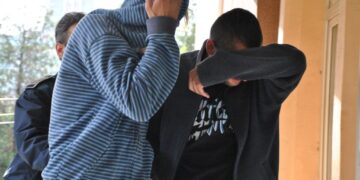 Pușcărie pentru 150 de lei și un telefon. Doi tineri de 17 și 18 ani din Marghita au imobilizat un bătrân și au furat tot ce au găsit