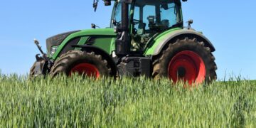 Bărbat de 49 de ani, mort, strivit de un tractor, în ziua de Paște