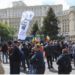 Zvonul că parlamentarii ar vota o lege prin care comercializează copii a înnebunit oamenii. Cu gloanțe la Parlament