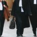 Avocat, condamnat la 7 luni cu suspendare după ce a tăbărât cu un cuțit pe un om bănuit că i-a furat cățelul