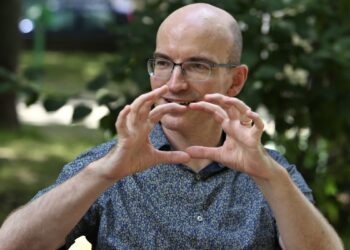 Un tată se judecă cu Ministerul Educației  să-i accepte copilul la școală la 5 ani. Citește fluent, socotește, scrie…Noua lege e și mai restrictivă, în clasa I la 7 ani și 8 luni