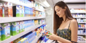 O minciună cât toată România. Se forțează scaderea prețului la lapte pe seama falimentului producătorilor