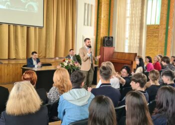 GALERIE. „Regele este sfârșitul poveștii. Printul este însăși povestea„.Principele Nicolae al României dezvăluie aspecte fascinante ale vieții Casei Regale elevilor din Oradea