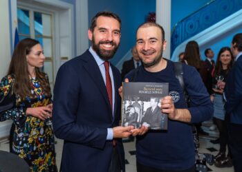 Principele Nicolae al României îl prezintă pe Regele Mihai din ipostaza de bunic, cap de familie. E invitatul  Leilor orădeni