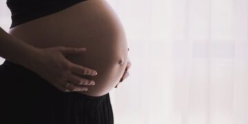 Premieră. Clinică obligată de instanță la plata unor daune în sumă de 60.000 euro unei paciente pentru că, din cauza unui ACT NEMEDICAL, aceasta a suferit trauma pierderii unui copil în a 33-a săptămână a sarcinii