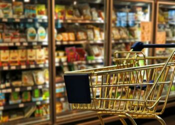 Supermarket-urile și marile magazine, ÎNCHISE duminica: Se vrea relocarea lor la o distanță de cel puțin cinci kilometri în afara orașelor