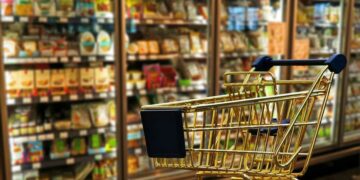 Supermarket-urile și marile magazine, ÎNCHISE duminica: Se vrea relocarea lor la o distanță de cel puțin cinci kilometri în afara orașelor