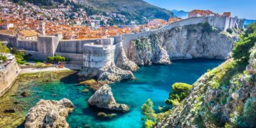 Orașul, vizitat de turiștii români, care interzice trolerele