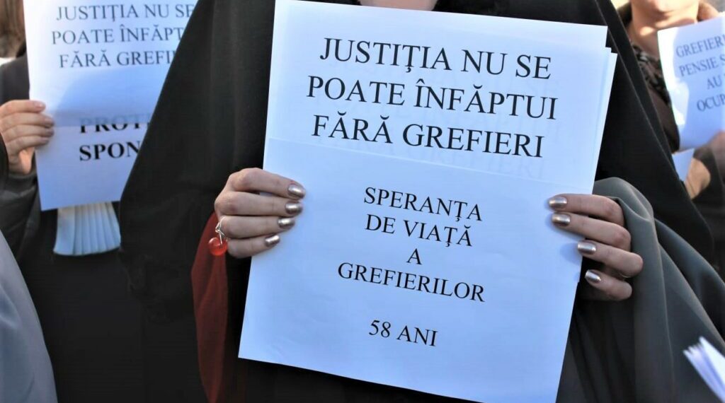 Grefierii acuză că măsurile luate constra magistraților înseamnă condamnare la moarte pentru ei. Se alătură grevei