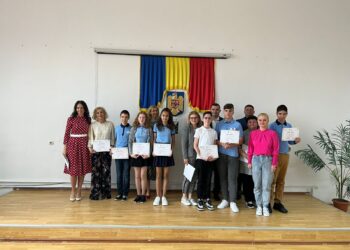 GALERIE. Primarul a premiat performanța. 2000 lei/ elev și 1000 lei/profesor coordonator