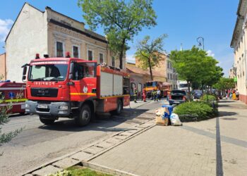 O mașină a luat foc în centrul Salontei
