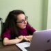Lecție de viață: Dana Mierluț, tânăra care își poate folosi foarte puțin mâinile, e content și copywriter de meserie și face voluntariat