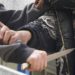 O profesoară de matematică și-a înjunghiat fiul și s-a aruncat sub tren